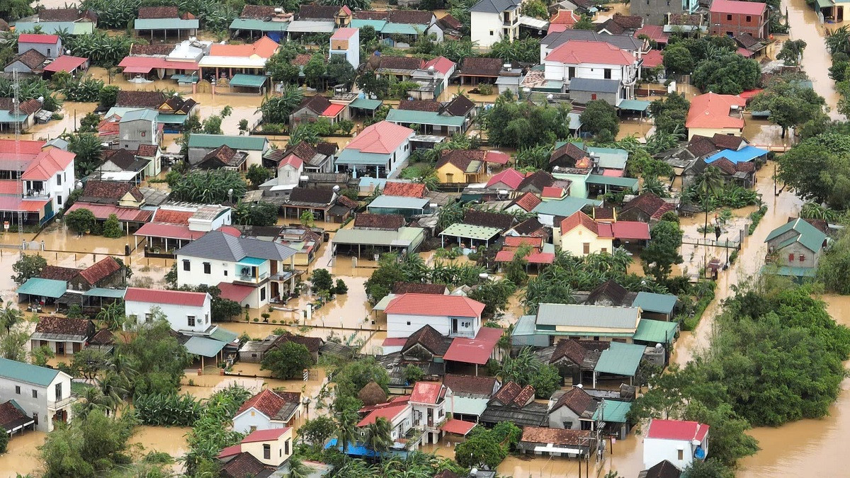 'Rốn lũ' Lệ Thủy, nghìn ngôi nhà chìm sâu trong biển nước